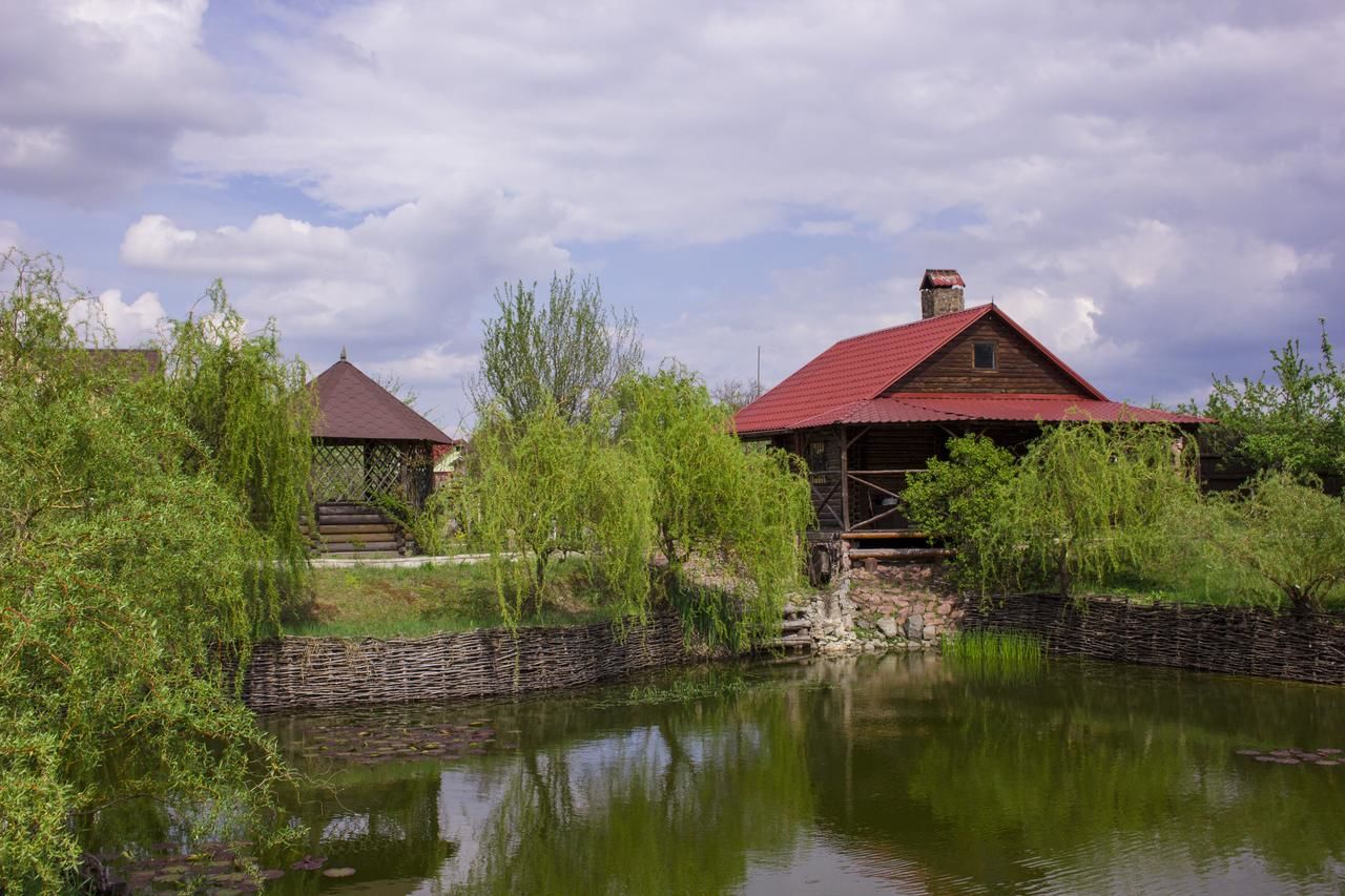 Дома для отпуска Уютная усадьба с озером возле леса Voropaivka-13