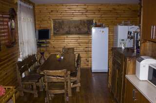 Дома для отпуска Уютная усадьба с озером возле леса Voropaivka Дом с 3 спальнями-14